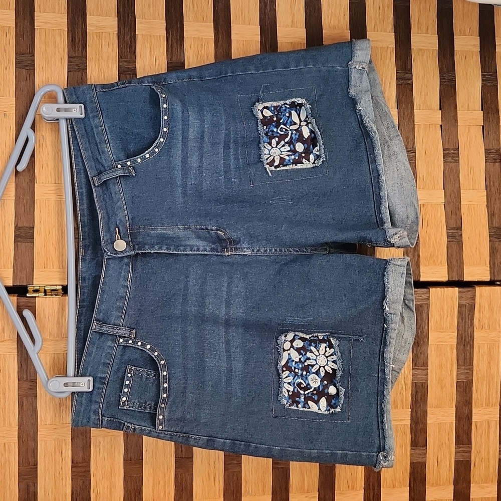 NWOT! Diamond ripped stretch jean shorts